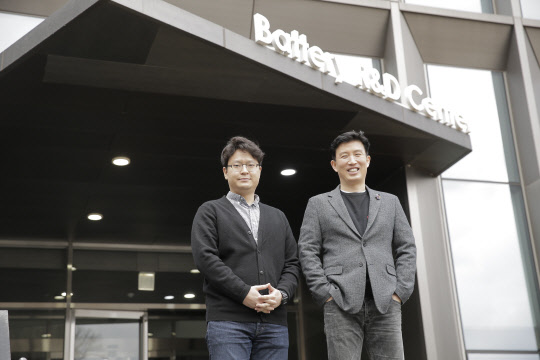 전기차 배터리의 수명을 20% 이상 향상시킨 양극재 상온 코팅기술을 개발한 윤문수 UNIST 연구원(왼쪽)과 조재필 UNIST 특훈교수. UNIST 제공